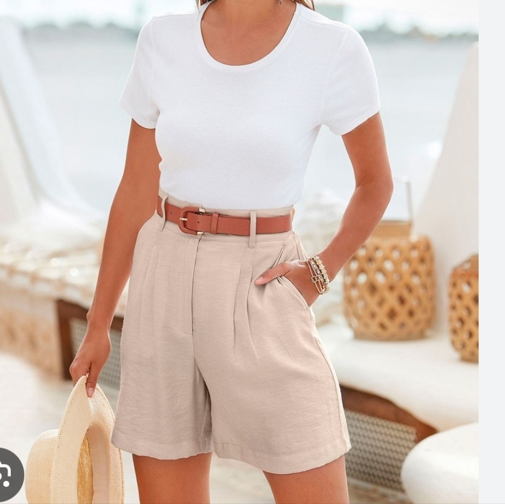 NWOT Collusion Women's Beige High-Waisted Pleated Shorts Size 4 I88